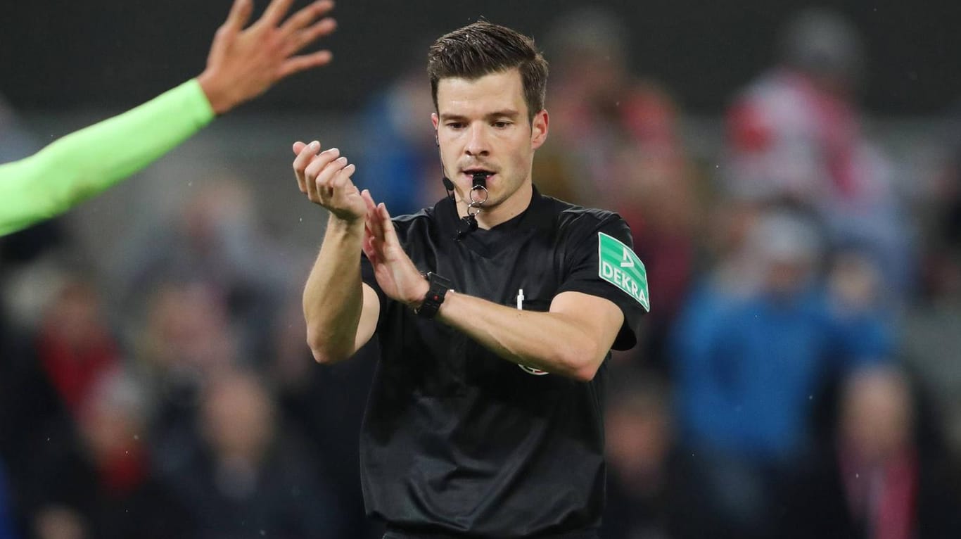 Handspiel: Schiedsrichter Harm Osmers entscheidet im Pokalspiel zwischen Köln und Schalke auf Elfmeter. Die Regel dafür könnte sich bald ändern.