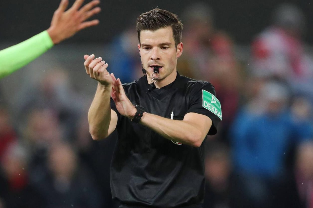 Handspiel: Schiedsrichter Harm Osmers entscheidet im Pokalspiel zwischen Köln und Schalke auf Elfmeter. Die Regel dafür könnte sich bald ändern.