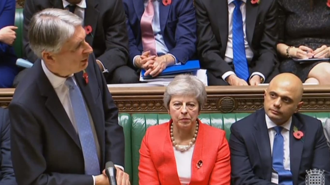 Theresa May mit Ministern im britischen Parlament.