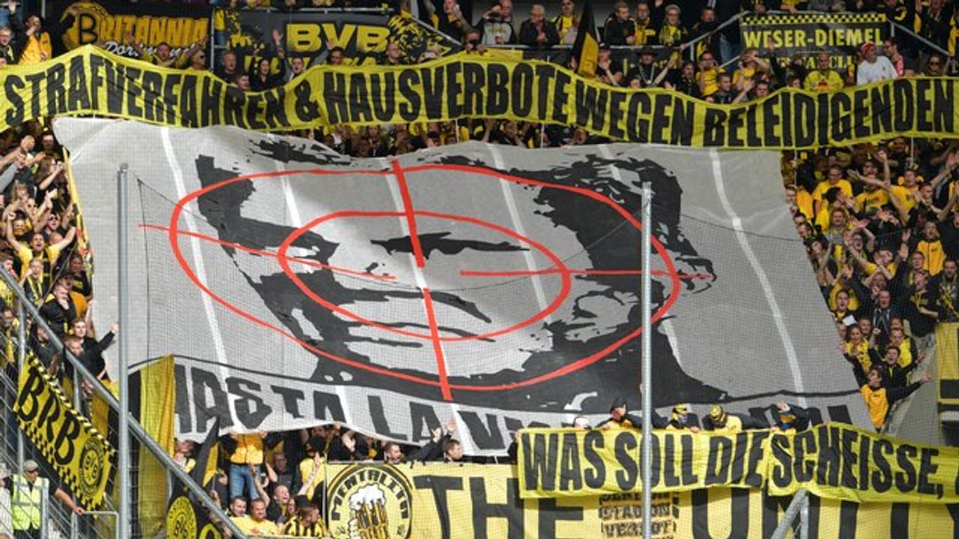Gegenstand einer Sportgerichtsverhandlung: Das Fadenkreuz-Plakat Dortmunder Fans in Hoffenheim.