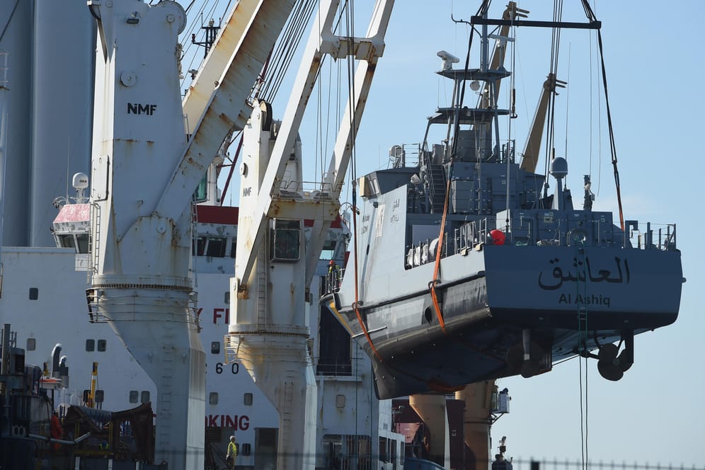 Sassnitz in Mecklenburg-Vorpommern: Ein Küstenschutzboot für Saudi-Arabien wird auf ein Transportschiff verladen.