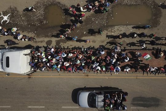 Migranten klettern in Mexiko auf den Anhänger eines Lastwagens, um weiter Richtung Norden zu fahren.