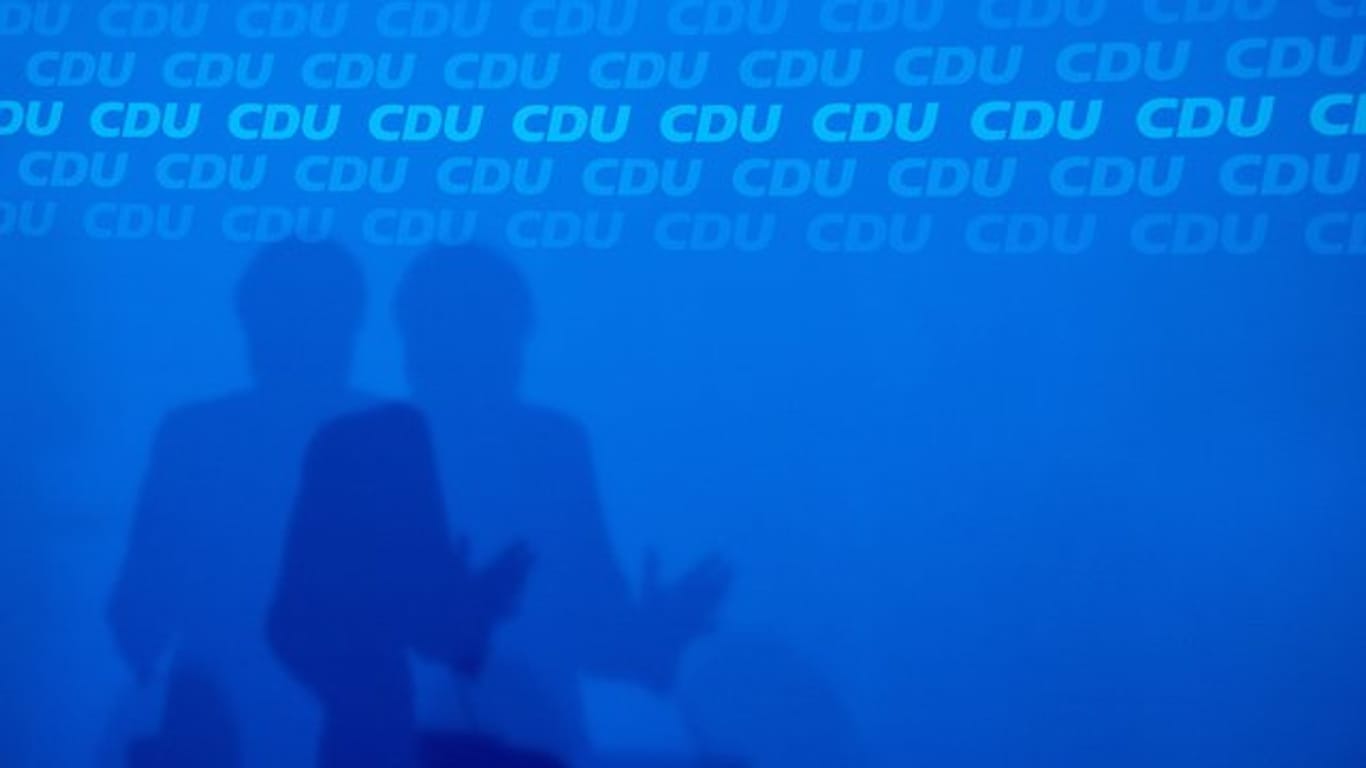 Der Schatten von Kanzlerin Angela Merkel im Konrad-Adenauer-Haus.