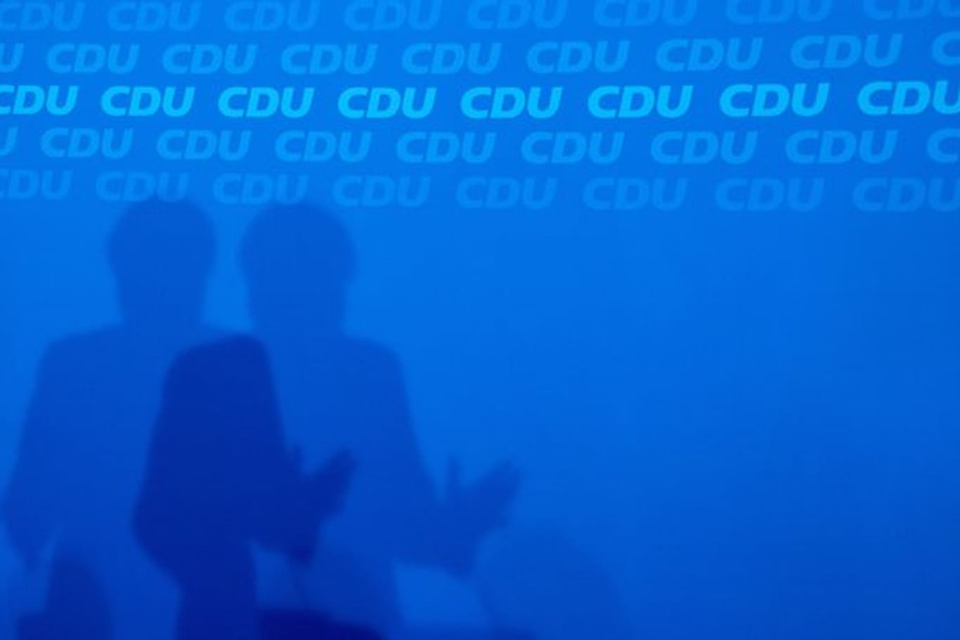 Der Schatten von Kanzlerin Angela Merkel im Konrad-Adenauer-Haus.