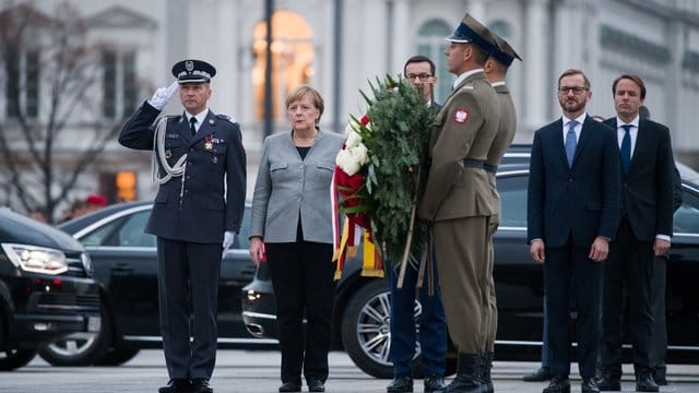 Kranzniederlegung am grab des Unbekannten Soldaten in Warschau. Kranzniederlegung am grab des Unbekannten Soldaten in Warschau.