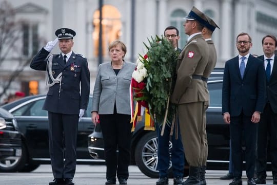 Kranzniederlegung am grab des Unbekannten Soldaten in Warschau.