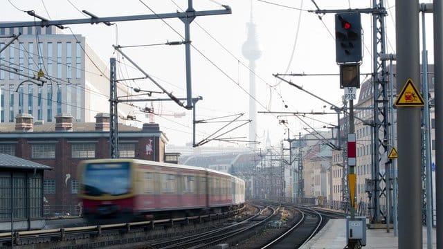 S-Bahn fährt aus einem Bahnhof