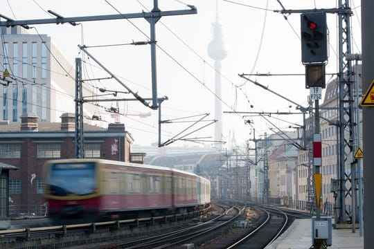S-Bahn fährt aus einem Bahnhof