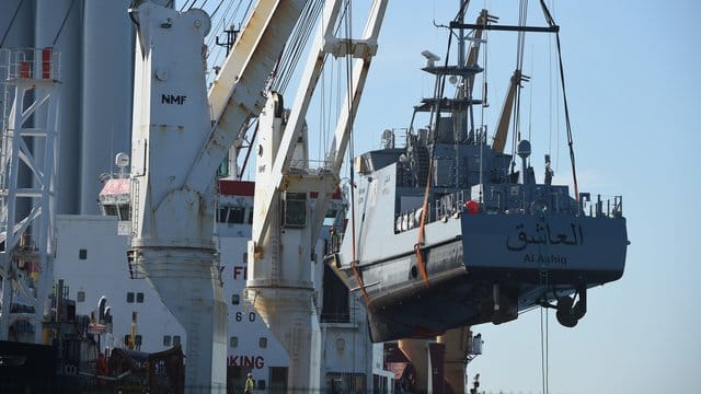 Ein Küstenschutzboot für Saudi-Arabien wird im Hafen Mukran auf ein Transportschiff verladen.