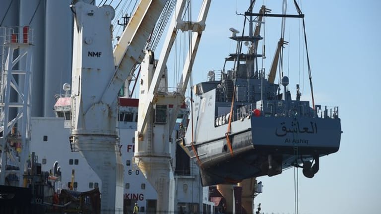 Ein Küstenschutzboot für Saudi-Arabien wird im Hafen Mukran auf ein Transportschiff verladen.