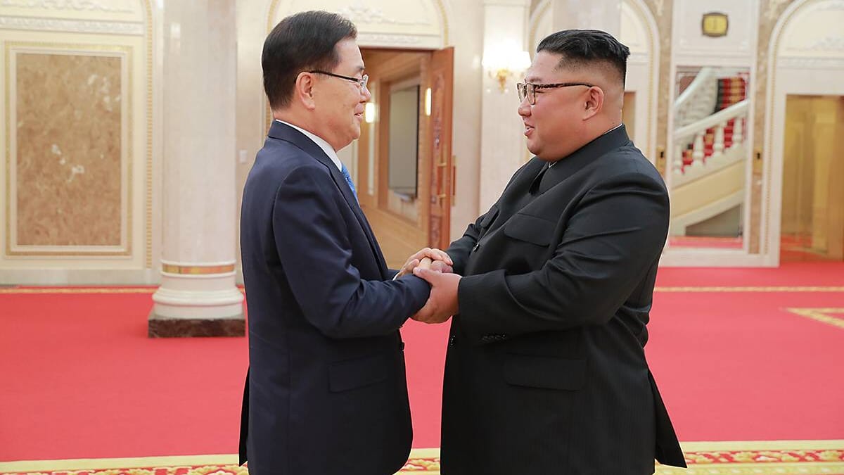 Wollen gemeinsam Olympia ausrichten: Südkoreas Präsident Moon Jae In (l.) und der nordkoreanische Machthaber Kim Jong Un.