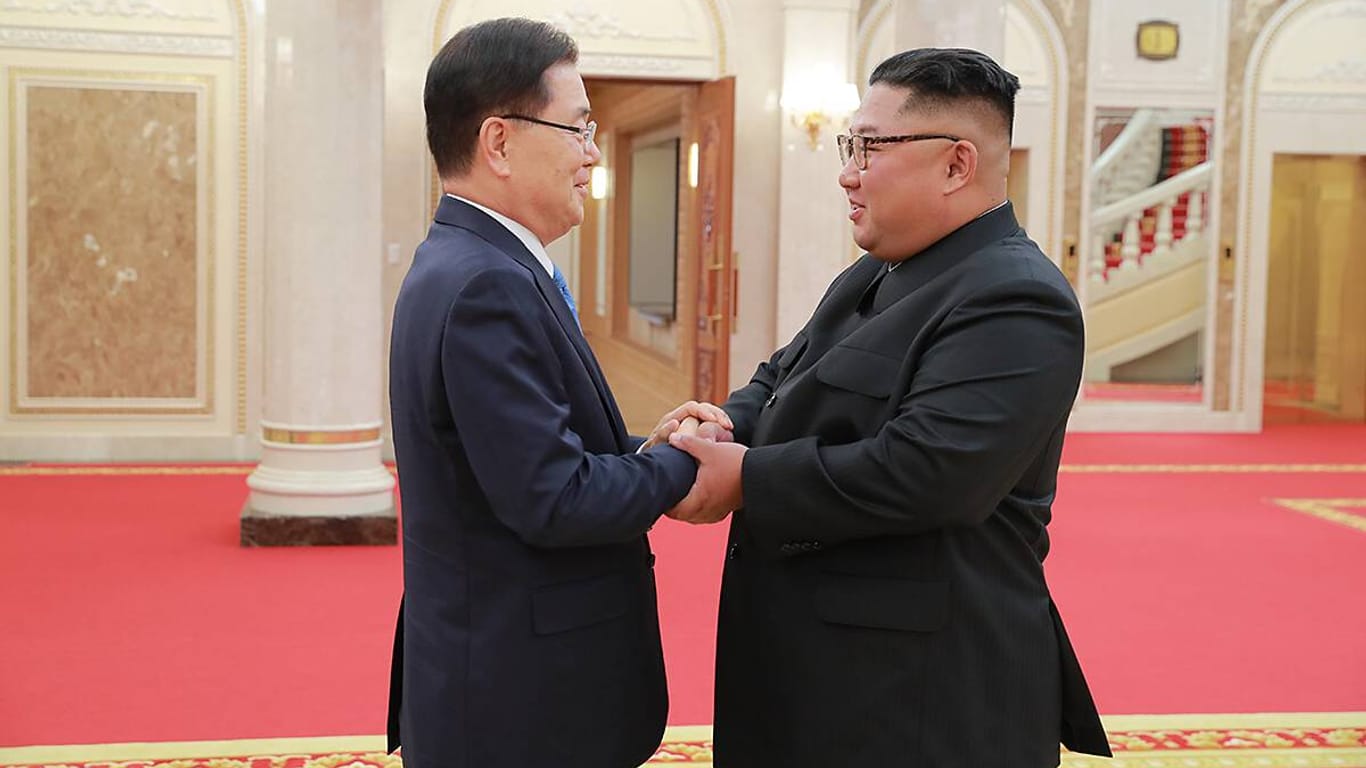 Wollen gemeinsam Olympia ausrichten: Südkoreas Präsident Moon Jae In (l.) und der nordkoreanische Machthaber Kim Jong Un.