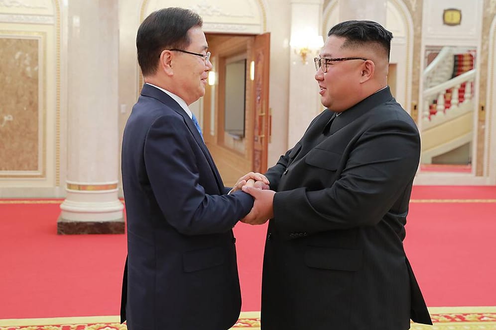 Wollen gemeinsam Olympia ausrichten: Südkoreas Präsident Moon Jae In (l.) und der nordkoreanische Machthaber Kim Jong Un.
