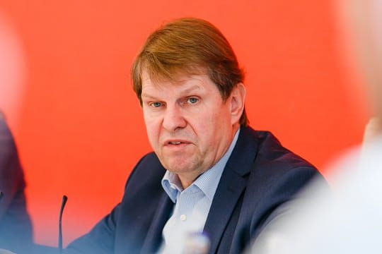 Ralf Stegner, SPD-Landesvorsitzender, spricht während einer Pressekonferenz.