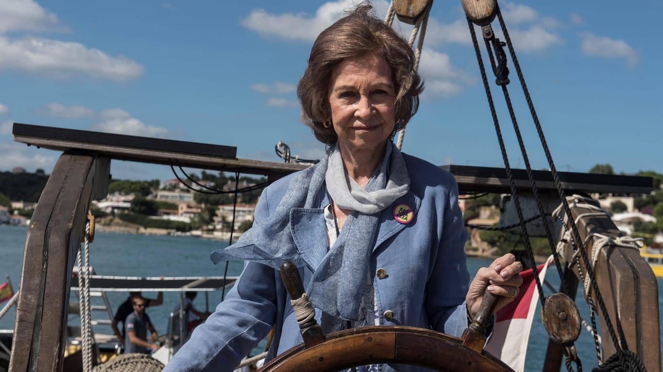 Grüße von Menorca: Königin Sofá beim Fotoshooting nach der Aufräumaktion.