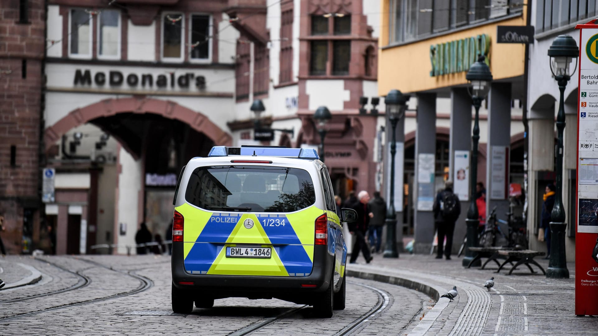 Polizeifahrzeug in der Innenstadt von Freiburg: Eine 18 Jahre alte Studentin soll nach einem Disco-Besuch von mehreren Männern vergewaltigt worden sein.