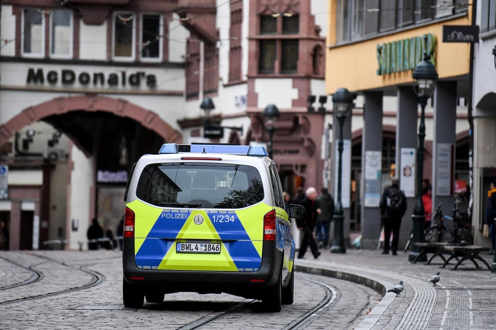 Polizeifahrzeug in der Innenstadt von Freiburg: Eine 18 Jahre alte Studentin soll nach einem Disco-Besuch von mehreren Männern vergewaltigt worden sein.