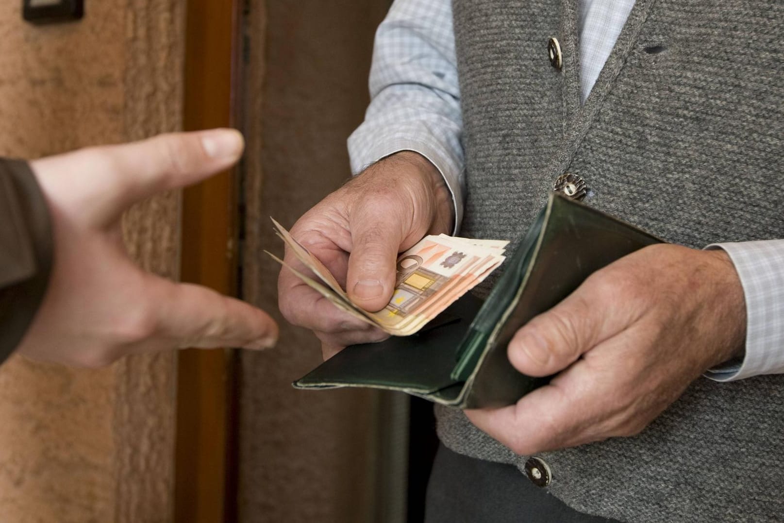 Senior übergibt Geld an Unbekannten: Ein Fachkommissariat hat die Ermittlungen gegen das Trickbetrüger-Duo aufgenommen.