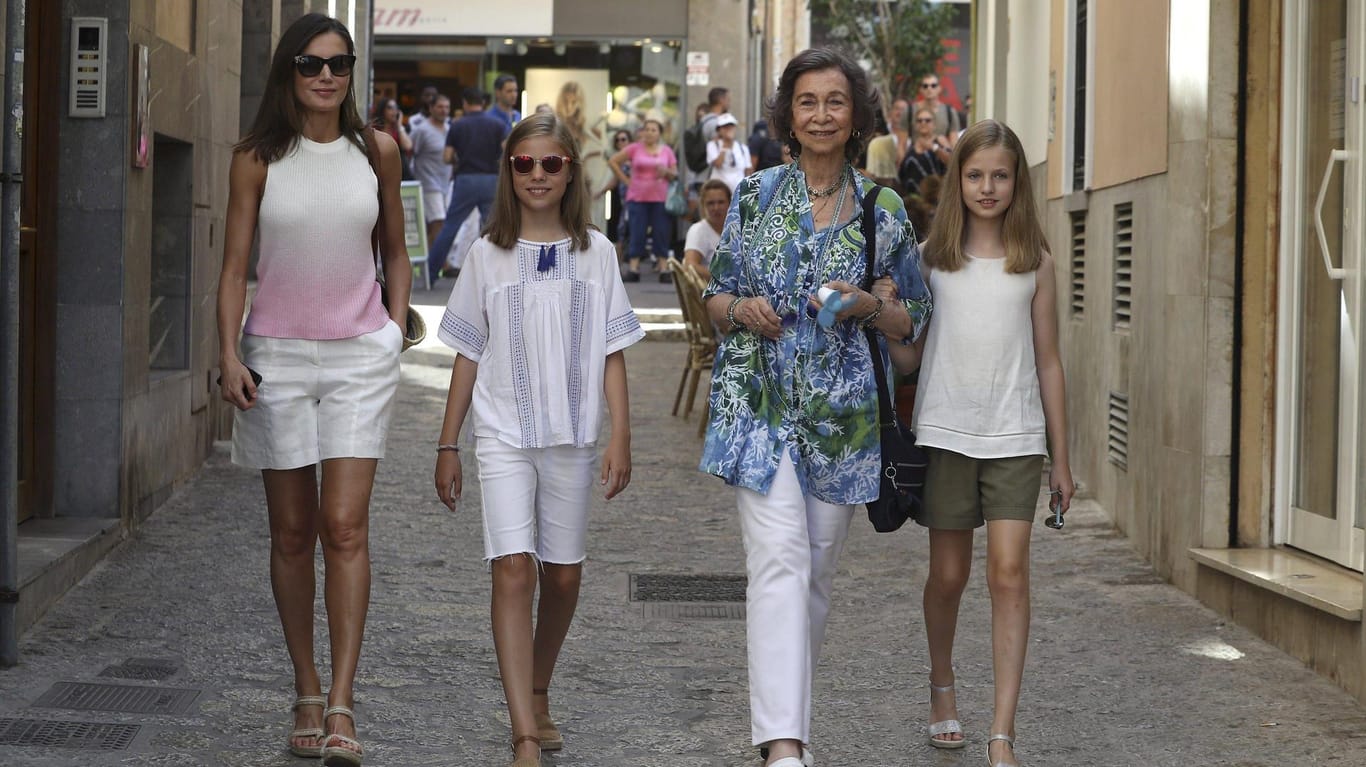 Urlaub auf Mallorca: Sofía mit ihrer Schwiegertochter und den beiden Enkelinnen.