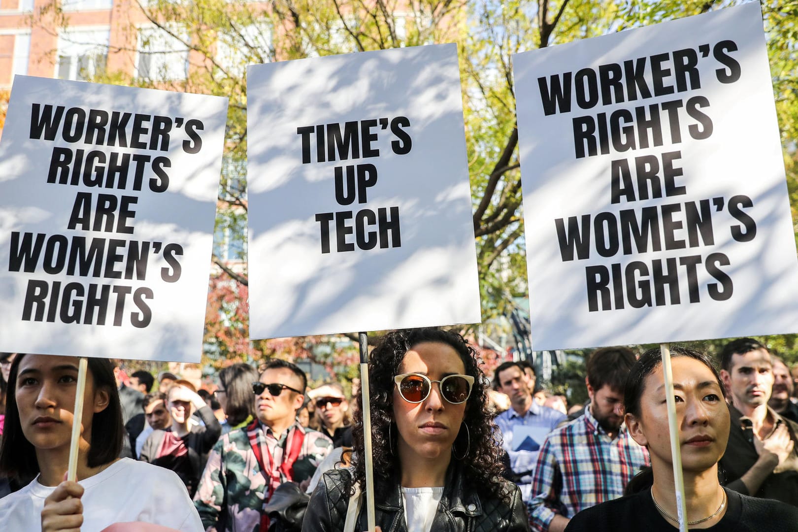 Google-Mitarbeiterinnen während einer Demo vor den Google Büros in New York.