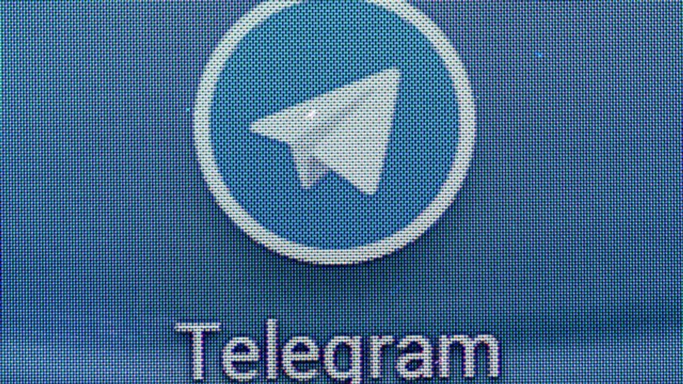 Das Logo des Kurznachrichtendienstes Telegram ist auf dem Display eines Smartphones zu sehen.