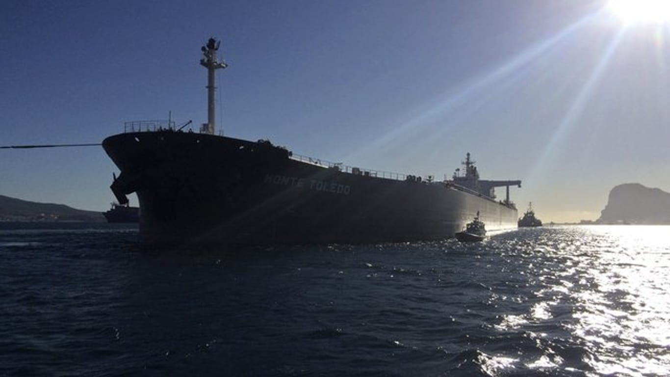 Der Tanker "Monte Toledo" verlässt den spanischen Hafen Algeciras, nachdem er iranisches Rohöl entladen hat.