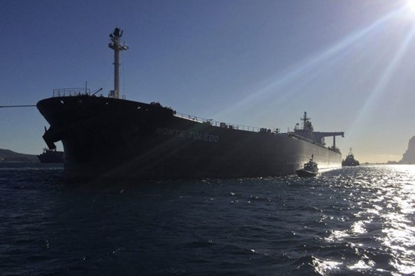 Der Tanker "Monte Toledo" verlässt den spanischen Hafen Algeciras, nachdem er iranisches Rohöl entladen hat.
