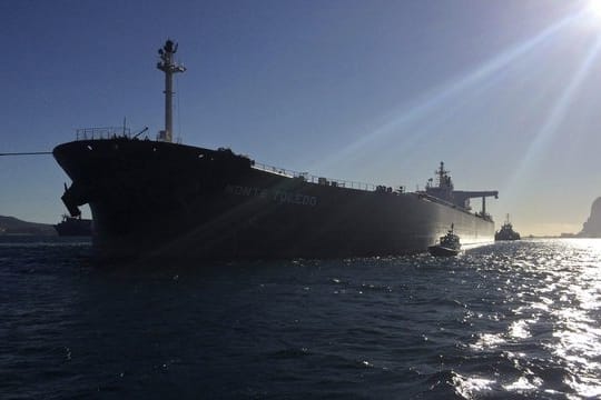 Der Tanker "Monte Toledo" verlässt den spanischen Hafen Algeciras, nachdem er iranisches Rohöl entladen hat.