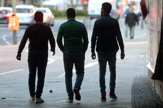 Eine Gruppe junger Männer mit Migrationshintergrund in Berlin: Bei schweren Verbrechen sollten Migranten auch in unsichere Herkunftsländer abgeschoben werden dürfen, findet unsere Kolumnistin.
