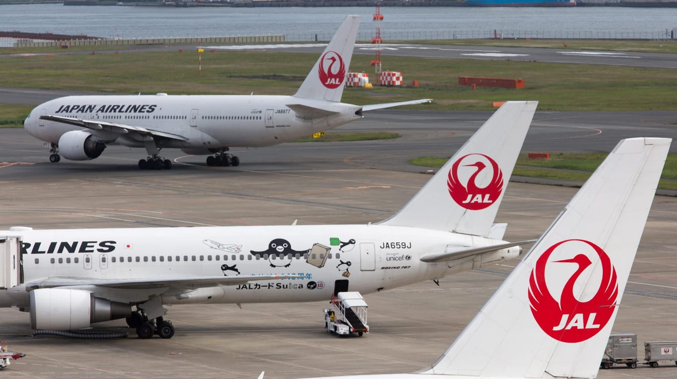 Flugzeuge von Japan Airlines in Tokio: Japans Verkehrsminister hat angekündigt zu prüfen, ob die Alkohol-Bestimmungen in der Luftbranche verschärft werden müssen.