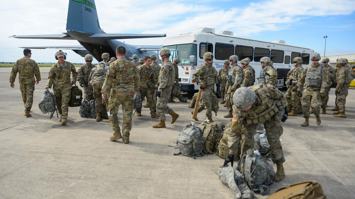 Militärpolizisten: Donald Trump sendet Soldaten zur Unterstützung der Grenzschutzbeamten an die Grenze zu Mexiko.