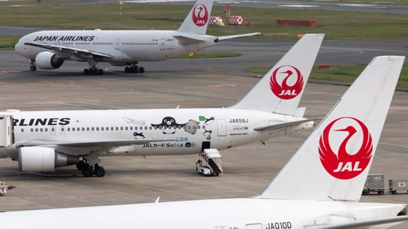 JAL-Flugzeuge sind auf dem Rollfeld am Haneda Airport: Japans Luftfahrtbranche macht mit Alkoholproblemen ihres Flugpersonals peinliche Schlagzeilen.