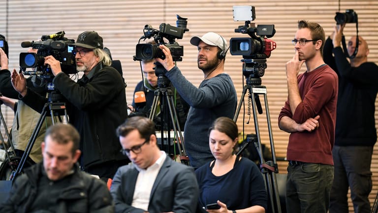 Großes Medieninteresse in Freiburg: Zahlreiche Fernsehteams und Journalisten verfolgen die Pressekonferenz von Polizei und Staatsanwaltschaft.