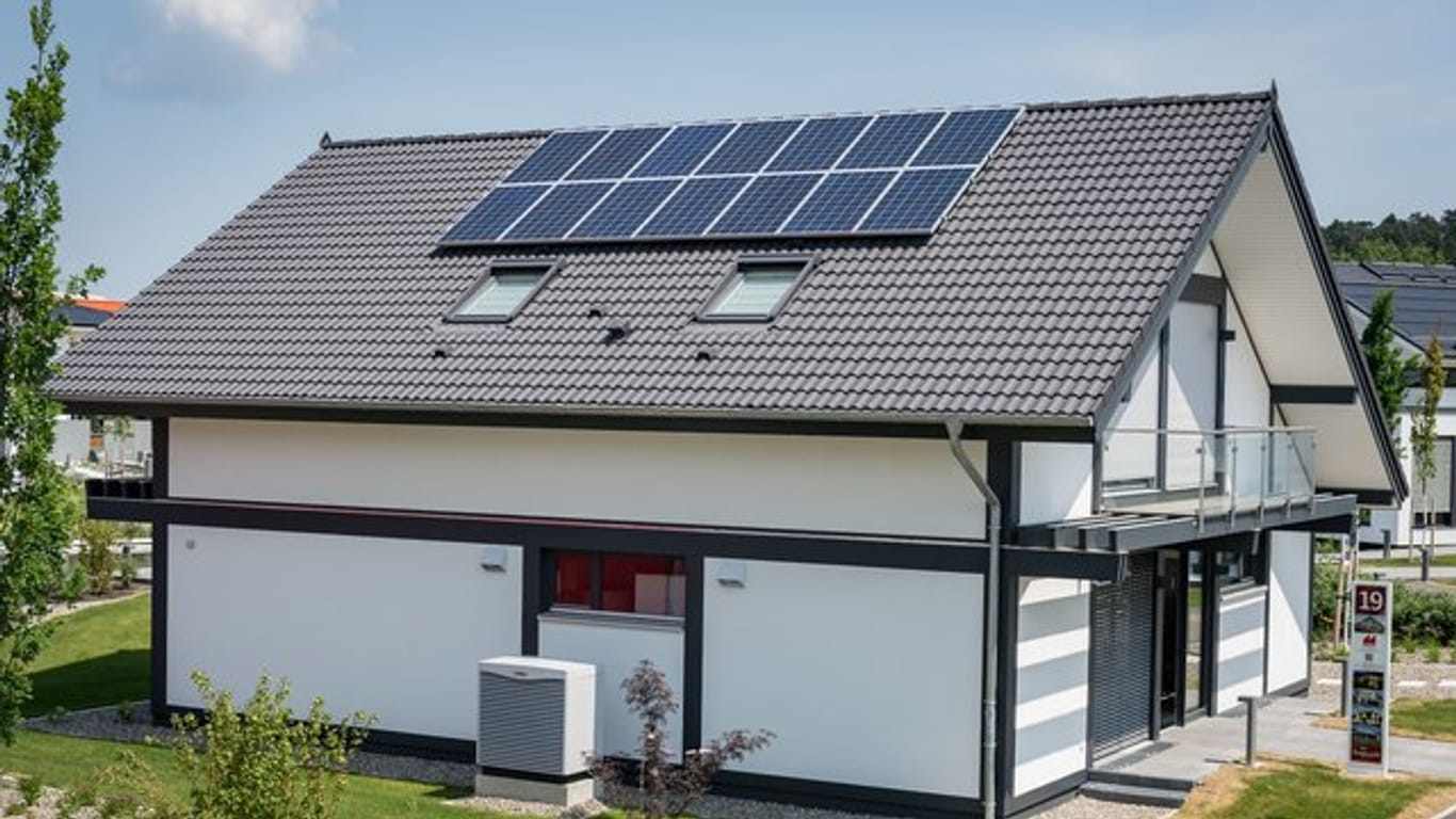 Photovoltaikanlagen auf dem Dach produzieren meist mehr Strom, als man selbst nutzen kann.