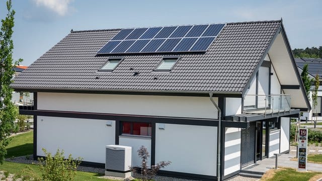 Photovoltaikanlagen auf dem Dach produzieren meist mehr Strom, als man selbst nutzen kann.