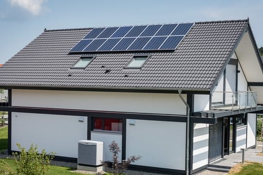 Photovoltaikanlagen auf dem Dach produzieren meist mehr Strom, als man selbst nutzen kann.