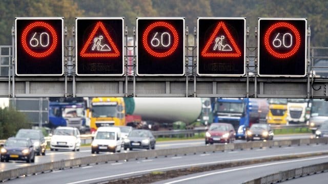 Nur Tempo 60, verengte Fahrspuren: Die Fahrt durch Autobahn-Baustellen stresst viele.