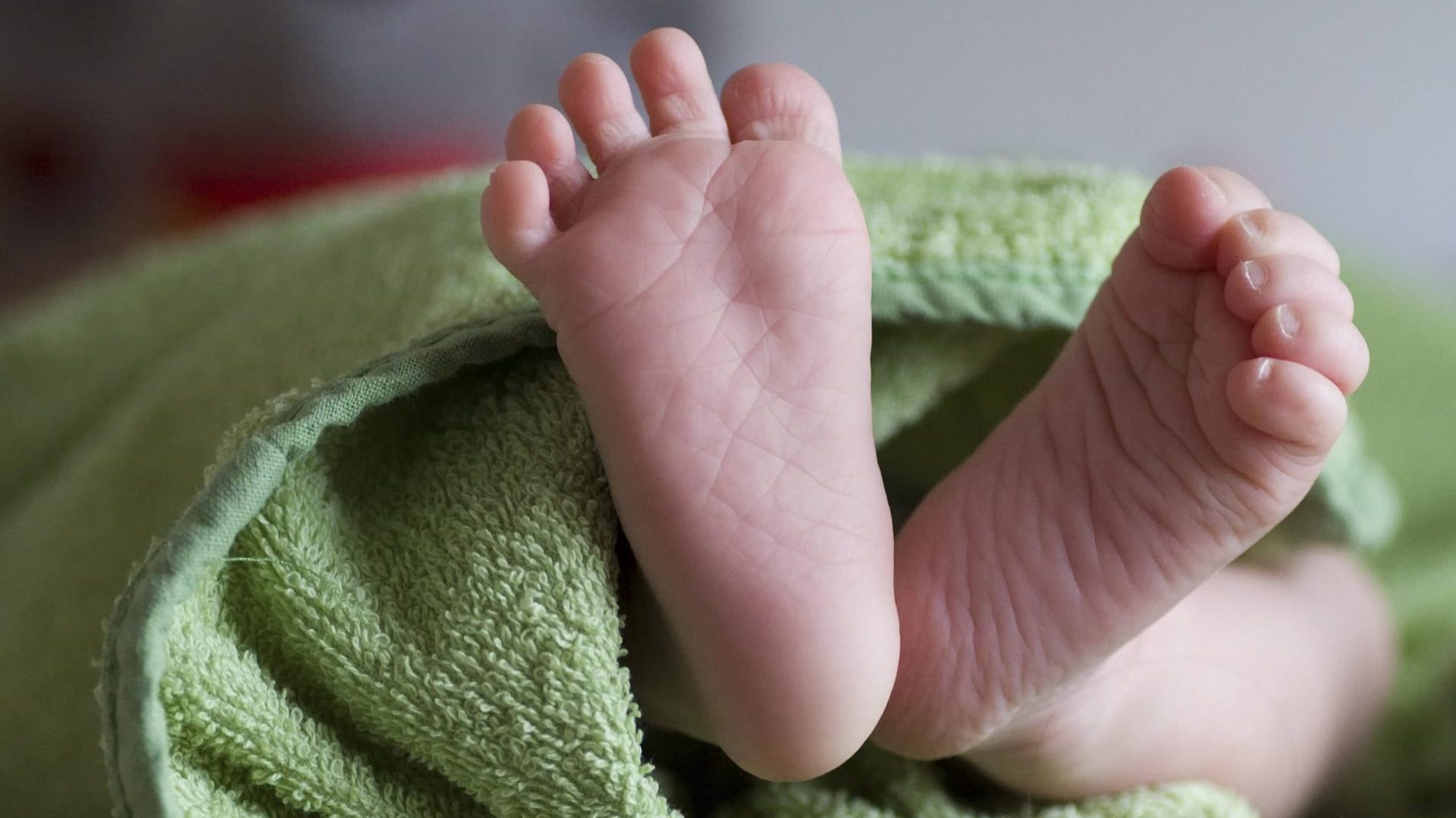 Babyfüße: Die neuen Eltern überlegen das Mädchen nach der helfenden Beamtin zu benennen. Babyfüße: Die neuen Eltern überlegen das Mädchen nach der helfenden Beamtin zu benennen.