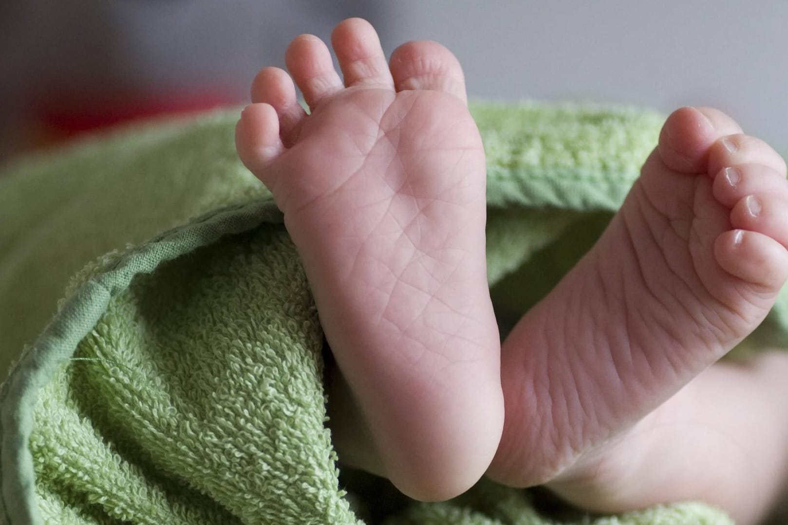 Babyfüße: Die neuen Eltern überlegen das Mädchen nach der helfenden Beamtin zu benennen.