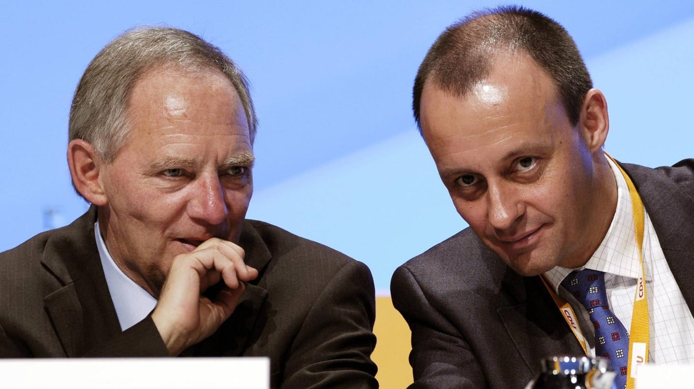 Wolfgang Schäuble (li.) und Friedrich Merz im Jahr 2004: Der heutige Präsident des Bundestags soll Merz' Kandidatur für den CDU-Vorsitz mit vorangetrieben haben.