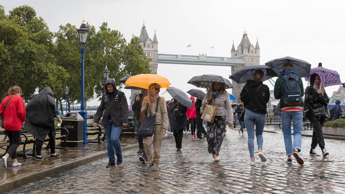 Touristen in London: Im Regen eine Stadt zu besichtigen, macht nur wenig Spaß. Es gibt aber wetterfeste Alternativen.