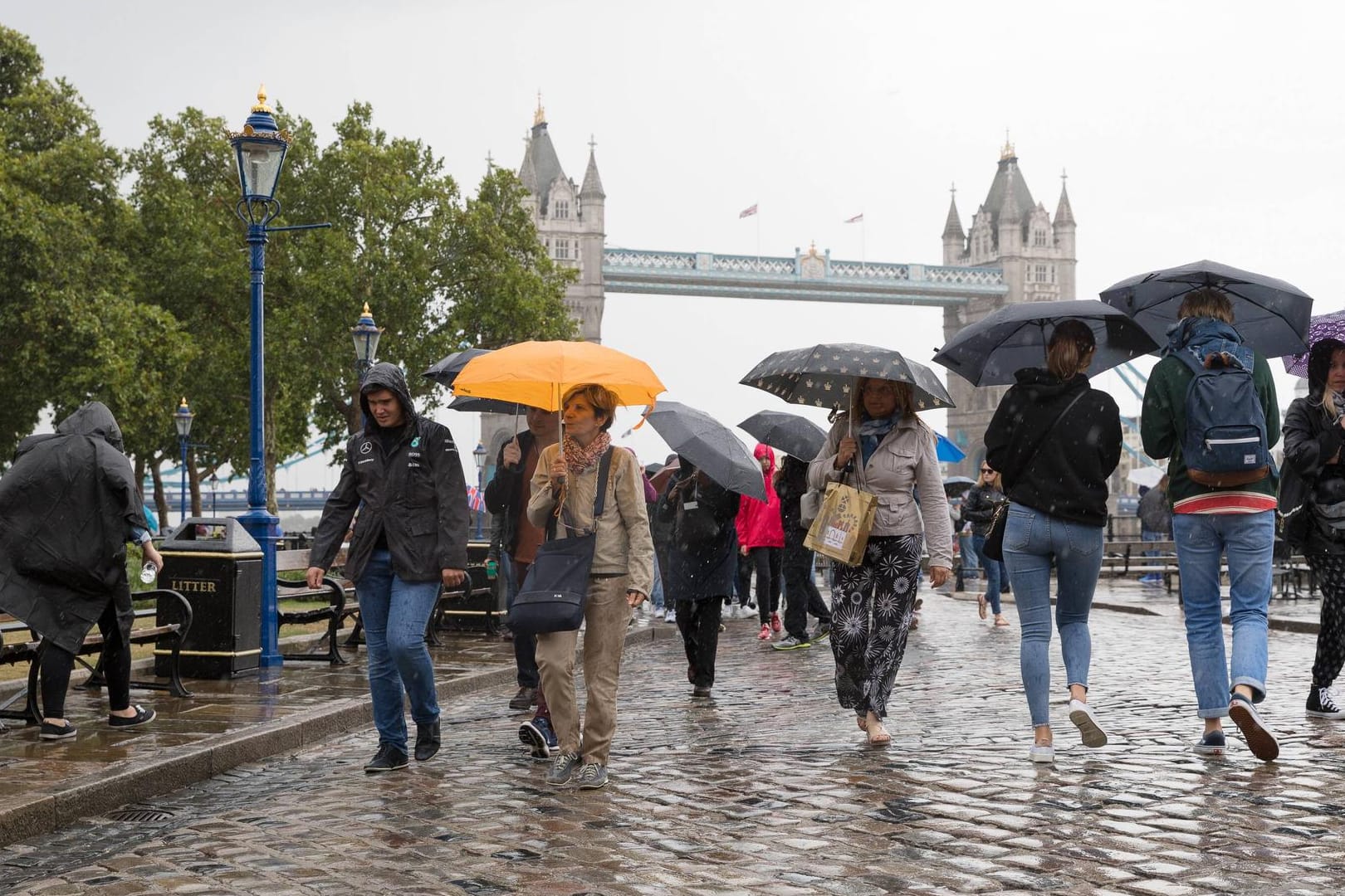 Touristen in London: Im Regen eine Stadt zu besichtigen, macht nur wenig Spaß. Es gibt aber wetterfeste Alternativen.