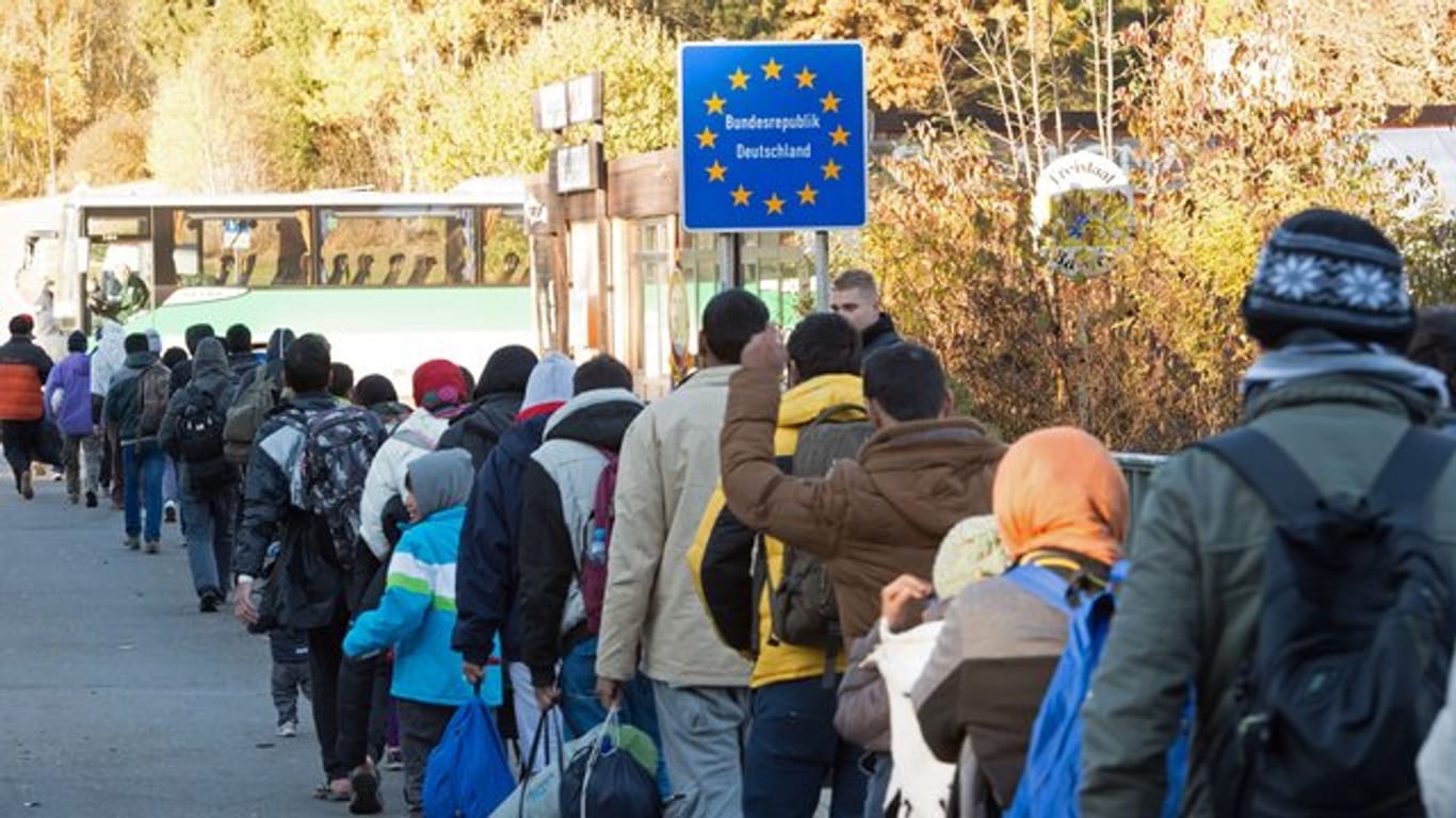 Flüchtlinge überqueren im November 2015 die Grenze von Österreich nach Deutschland.