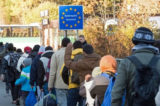 Flüchtlinge überqueren im November 2015 die Grenze von Österreich nach Deutschland.