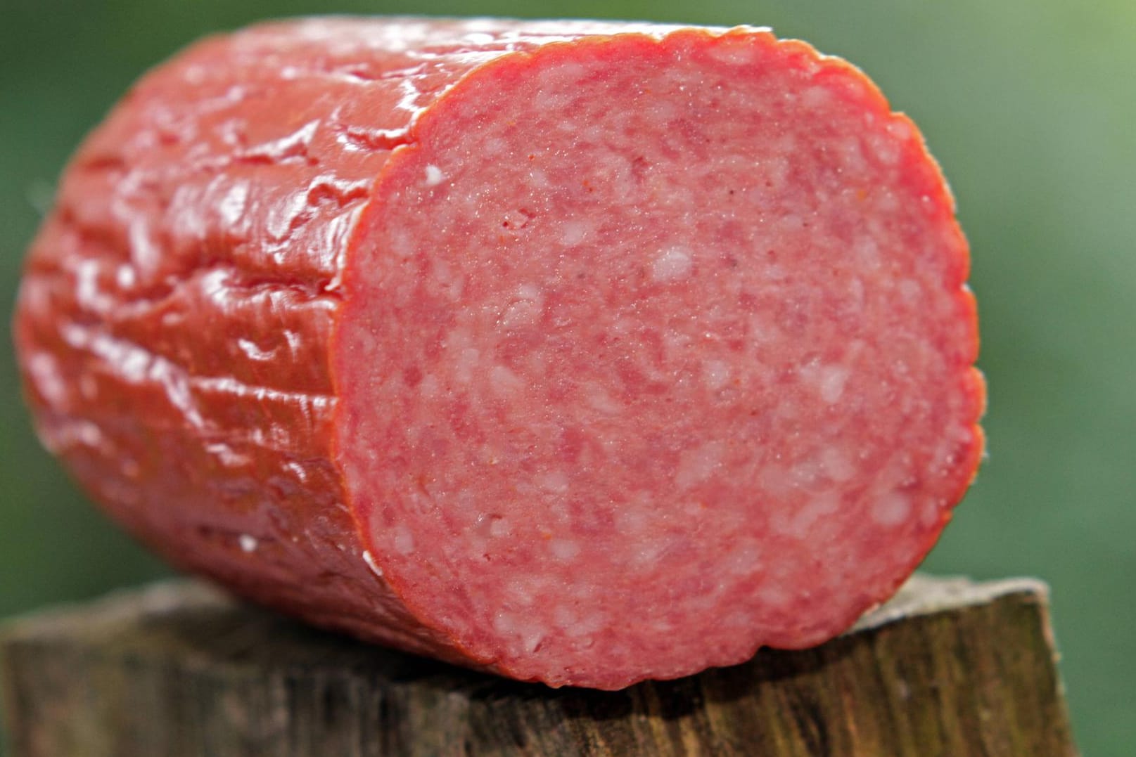 Salami: Der Discounter Lidl verkauft Light-Salami, die fetter und teurer ist als das herkömmliche Produkt.