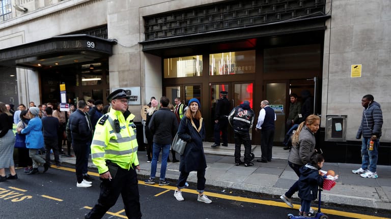 Ein Polizist vor dem Sony-Hauptquartier in London: Zwei Sony-Kantinenmitarbeiter waren in einen gewaltsamen Streit verwickelt.