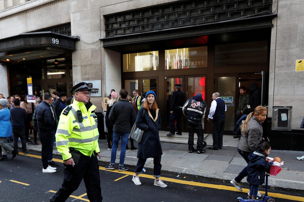 Ein Polizist vor dem Sony-Hauptquartier in London: Zwei Sony-Kantinenmitarbeiter waren in einen gewaltsamen Streit verwickelt.