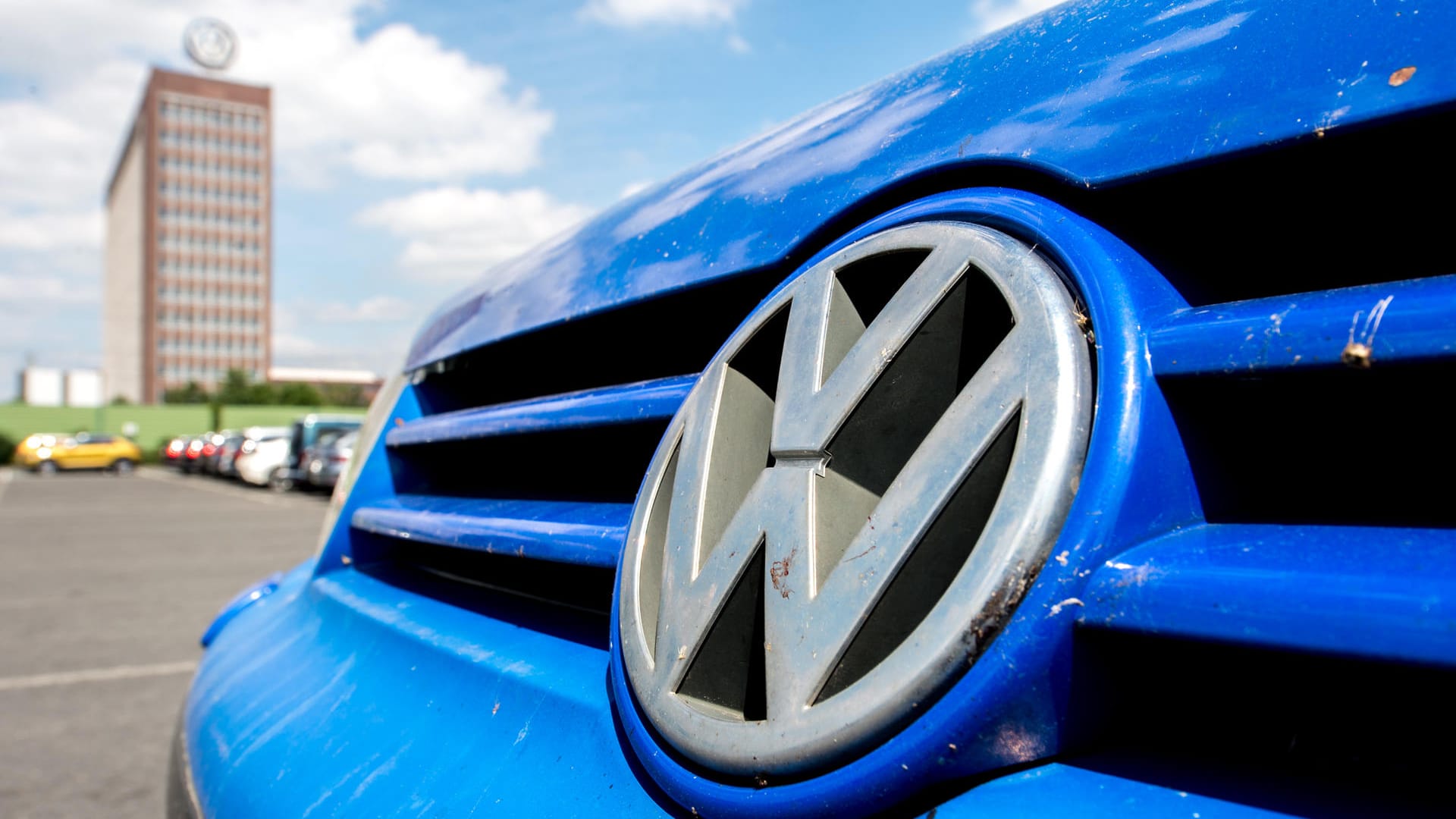 Volkswagenlogo vor dem Unternehmenssitz von VW: Die Einführung der Klage wurde zeitnah umgesetzt, damit mögliche Ansprüche von Dieselbesitzern gegenüber VW nicht verjähren.