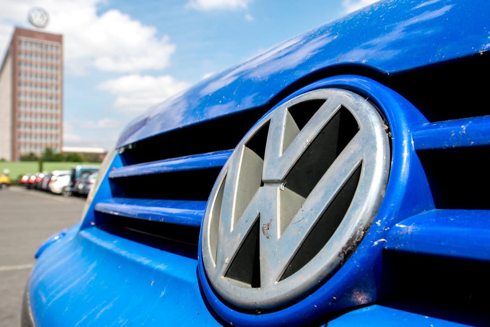 Volkswagenlogo vor dem Unternehmenssitz von VW: Die Einführung der Klage wurde zeitnah umgesetzt, damit mögliche Ansprüche von Dieselbesitzern gegenüber VW nicht verjähren.