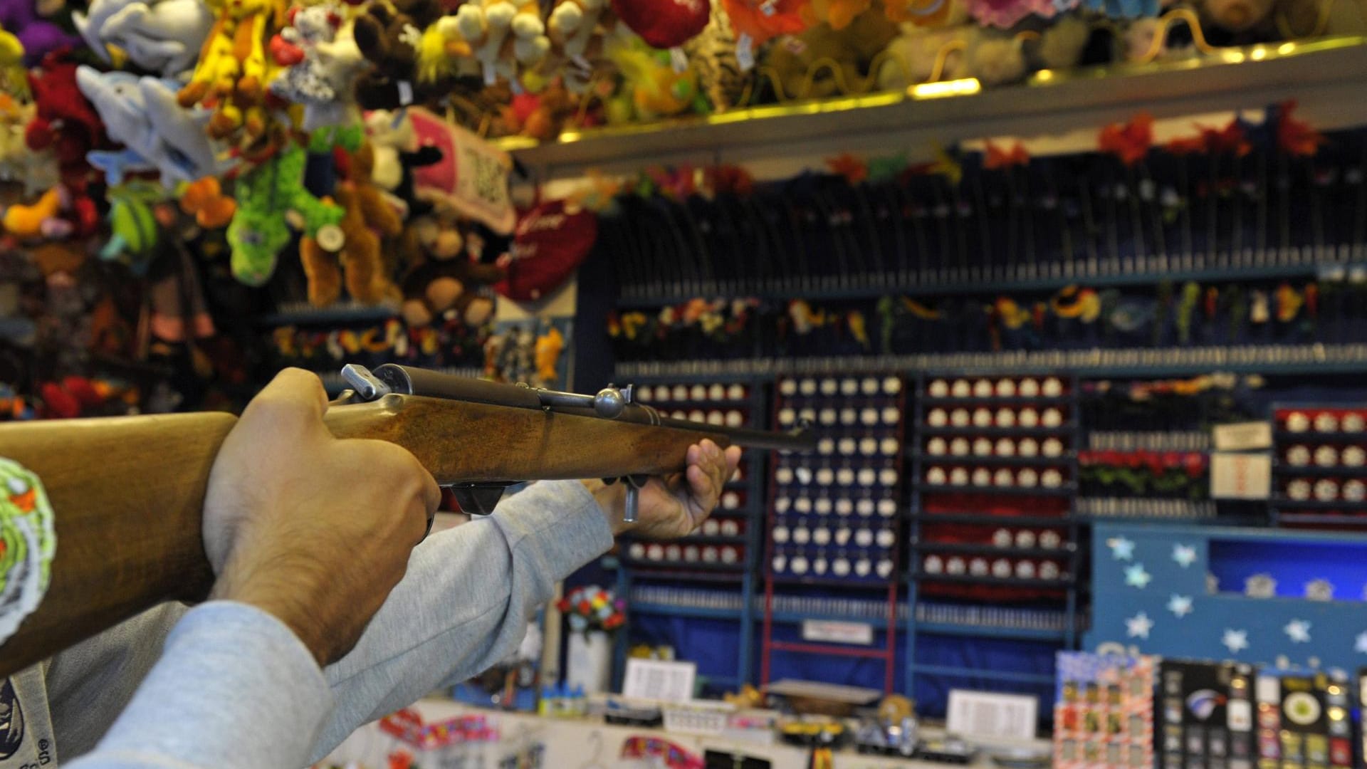Ein Gewehr richtet sich auf eine Schießbude: Ein Tatverdächtiger befindet sich bereits in Untersuchungshaft. Ein Gewehr richtet sich auf eine Schießbude: Ein Tatverdächtiger befindet sich bereits in Untersuchungshaft.